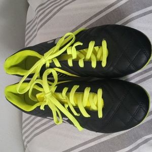 Soccer shoes (Kipsta) size 5 boy